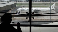 Singapore Airlines sering dianggap sebagai salah satu maskapai teraman di dunia. Satu-satunya kecelakaan fatal sebelumnya terjadi pada bulan Oktober 2000 ketika penerbangan SQ006 jatuh ketika Boeing 747-400 lepas landas dari landasan pacu yang ditutup di Taiwan di tengah hujan lebat, menewaskan 83 orang di dalamnya.