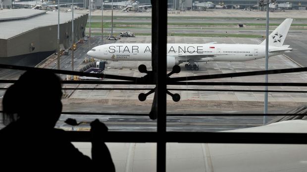 A woman eats as the Singapore Airlines aircraft for flight SQ321 is parked on the tarmac after an emergency landing at Suvarnabhumi International Airport, in Bangkok, Thailand, May 22, 2024. REUTERS/Athit Perawongmetha