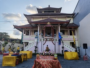 Tradisi Melepas Satwa Awali Rangkaian Waisak di Vihara Paramita Bali