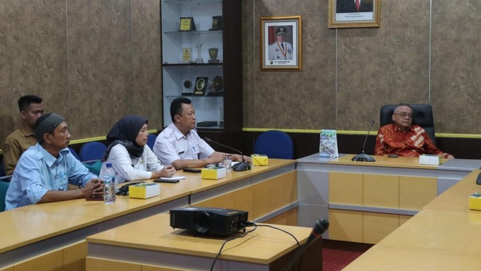 Wakil Bupati (Wabup) Sukabumi Iyos Somantri membahas persiapan event Cimaja Surf Festival 2024 bersama Komunitas Cimaja Surfing di Ruang Rapat Sekretariat Daerah Kabupaten Sukabumi, pada Rabu (22/5).