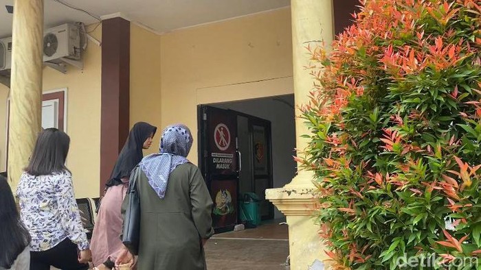 Wanita berkebutuhan khusus berusia 19 tahun diduga menjadi korban pemerkosaan di Tanjungsari, Kabupaten Bogor membuat laporan ke Polres Bogor. (M Sholihin/detikcom)