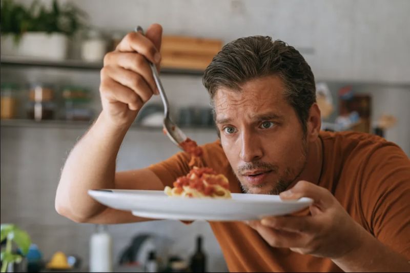 Wanita frustasi pasangan bikin pasta dengan cara nyeleneh.