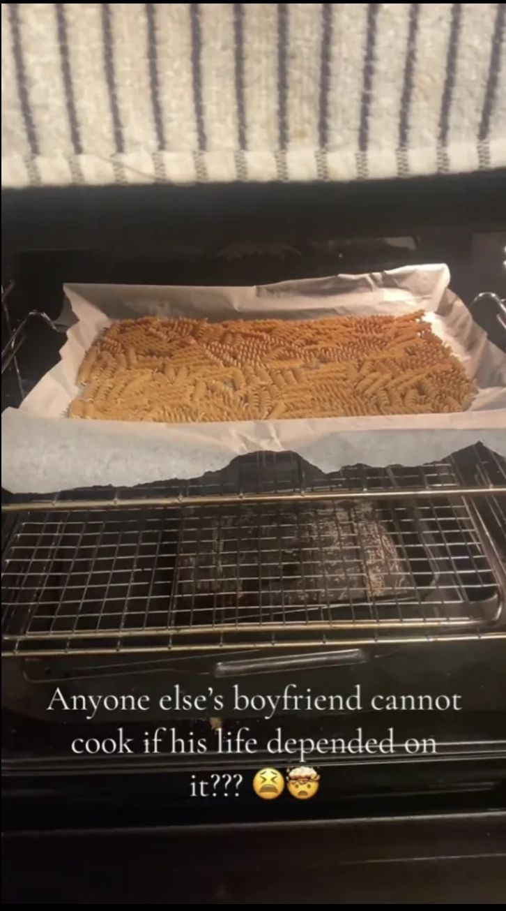 Wanita frustasi pasangan bikin pasta dengan cara nyeleneh.