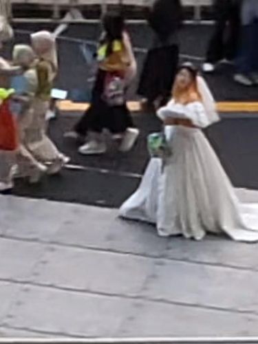 Wanita ini menggunakan baju pengantin saat menghadiri konser NCT Dream, mendadak viral di media sosial.