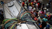 Penduduk daerah kumuh New Delhi memanjat untuk mendapatkan air pada Selasa (21/5) ketika suhu di ibu kota India terus memanas.