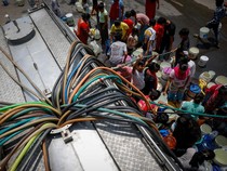 Warga India Berebut Air Bersih di Tengah Cuaca Panas Ekstrem