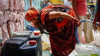 Krisis air di India, yang memburuk pada musim panas, memberikan dampak yang sangat besar terhadap penduduk yang tinggal di daerah kumuh.  
