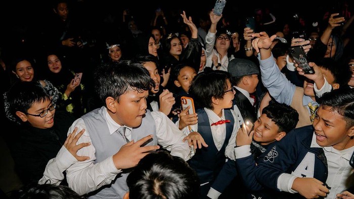 Winky Wiryawan saat nge-mc di ultah anak SD.