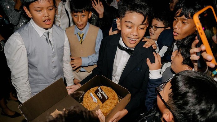 Winky Wiryawan saat nge-mc di ultah anak SD.