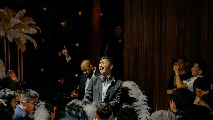 Winky Wiryawan saat nge-mc di ultah anak SD.