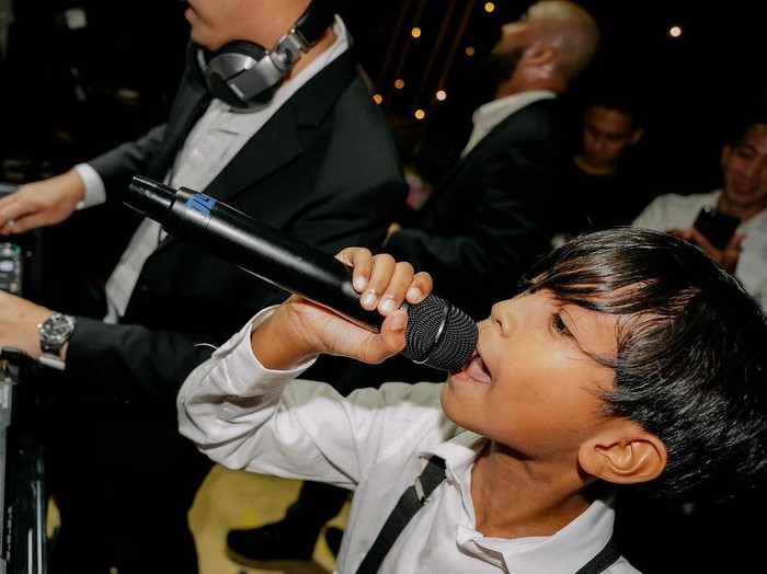 Winky Wiryawan saat nge-mc di ultah anak SD.