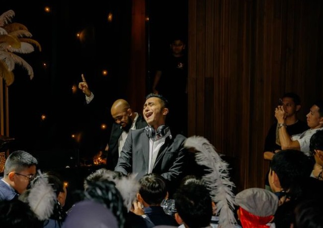 Aksi Winky Wiryawan sebagai Disjoki (DJ) mendadak jadi sorotan di media sosial. Ia mengunggah video sedang tampil di depan anak-anak yang berstatus sebagai murid SD. Foto: Dok. Instagram @winkywiryawan912.