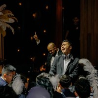 Aksi Winky Wiryawan sebagai Disjoki (DJ) mendadak jadi sorotan di media sosial. Ia mengunggah video sedang tampil di depan anak-anak yang berstatus sebagai murid SD. Foto: Dok. Instagram @winkywiryawan912.