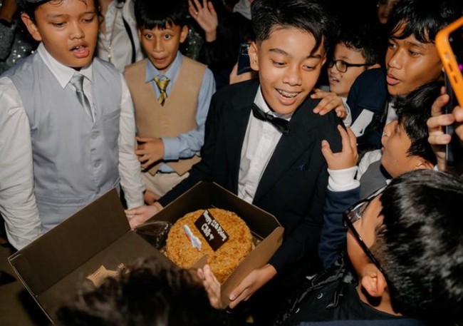 Unggahan DJ Winky soal beraksi di pesta ulang tahun anak SD ini dibanjiri komentar netizen. Serruu bangettt, 12 tahun udah disko!!!😍 tapi ini sore kan bukan malem diskonya?😁🥳🥳🥳🕺🕺, ujar akun @mrnursalim. Bocah yg depan gaya Hands up nya keren abiss🙌🙌 udh paham banget kayanya 😂, ucap pengguna Instagram @ryuzaki_rama. Jaman Gue SD ulang taun trend nya invite badut 😭😭bocil bocil sekarang emang beda yaaa... 🔥🔥menyalaaaa nakkk 🔥🔥, kaget akun @queen_fitriad. Foto: Dok. Instagram @winkywiryawan912.