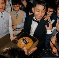 Unggahan DJ Winky soal beraksi di pesta ulang tahun anak SD ini dibanjiri komentar netizen. Serruu bangettt, 12 tahun udah disko!!!😍 tapi ini sore kan bukan malem diskonya?😁🥳🥳🥳🕺🕺, ujar akun @mrnursalim. Bocah yg depan gaya Hands up nya keren abiss🙌🙌 udh paham banget kayanya 😂, ucap pengguna Instagram @ryuzaki_rama. Jaman Gue SD ulang taun trend nya invite badut 😭😭bocil bocil sekarang emang beda yaaa... 🔥🔥menyalaaaa nakkk 🔥🔥, kaget akun @queen_fitriad. Foto: Dok. Instagram @winkywiryawan912.