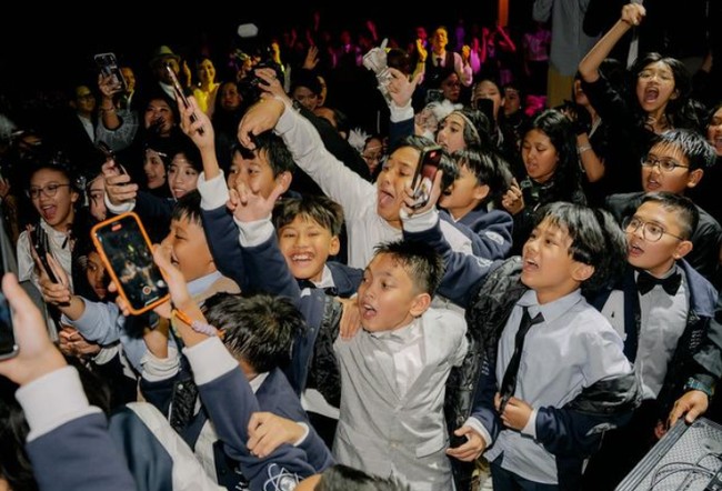 Pemeran, presenter, musisi, dan produser rekaman ini mengaku terkejut karena melihat energi anak-anak SD tersebut. Acara berlangsung meriah karena anak-anak terlihat loncat-loncatan mengikuti irama lagu.  Foto: Dok. Instagram @winkywiryawan912.