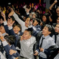 Pemeran, presenter, musisi, dan produser rekaman ini mengaku terkejut karena melihat energi anak-anak SD tersebut. Acara berlangsung meriah karena anak-anak terlihat loncat-loncatan mengikuti irama lagu.  Foto: Dok. Instagram @winkywiryawan912.