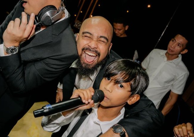 Pemain FTV Surat untuk Ayah ini menyebutkan daftar lagu yang ia bawakan saat acara ulang tahun tersebut. Top 40 zaman sekarang dan hiphop zaman now, balasnya menjawab pertanyaan netizen. Foto: Dok. Instagram @winkywiryawan912.