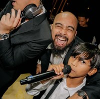 Pemain FTV Surat untuk Ayah ini menyebutkan daftar lagu yang ia bawakan saat acara ulang tahun tersebut. Top 40 zaman sekarang dan hiphop zaman now, balasnya menjawab pertanyaan netizen. Foto: Dok. Instagram @winkywiryawan912.