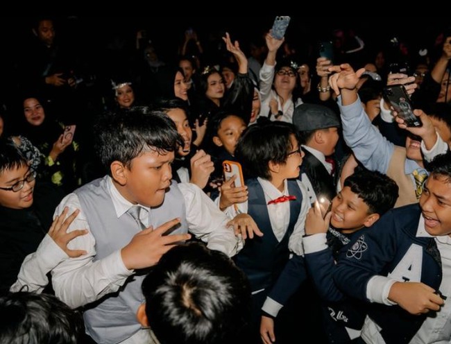 Pemain film Jelangkung ini mempunyai grup duo, B.O.H FM yang beranggotakan dirinya dan istri Kenes Andari. Dia mengungkapkan biasanya mengisi acara yang usianya sekitar 45-55 tahun. Saking energi teman2 SD-nya gila banget. Semalem B.O.H FM umuran crowdnya 45-55 tahun, barusan main umuran crowdnya 11-12 tahun. So fun 🤗🙏, tulis Winky. Foto: Dok. Instagram @winkywiryawan912.