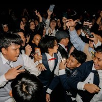 Pemain film Jelangkung ini mempunyai grup duo, B.O.H FM yang beranggotakan dirinya dan istri Kenes Andari. Dia mengungkapkan biasanya mengisi acara yang usianya sekitar 45-55 tahun. Saking energi teman2 SD-nya gila banget. Semalem B.O.H FM umuran crowdnya 45-55 tahun, barusan main umuran crowdnya 11-12 tahun. So fun 🤗🙏, tulis Winky. Foto: Dok. Instagram @winkywiryawan912.