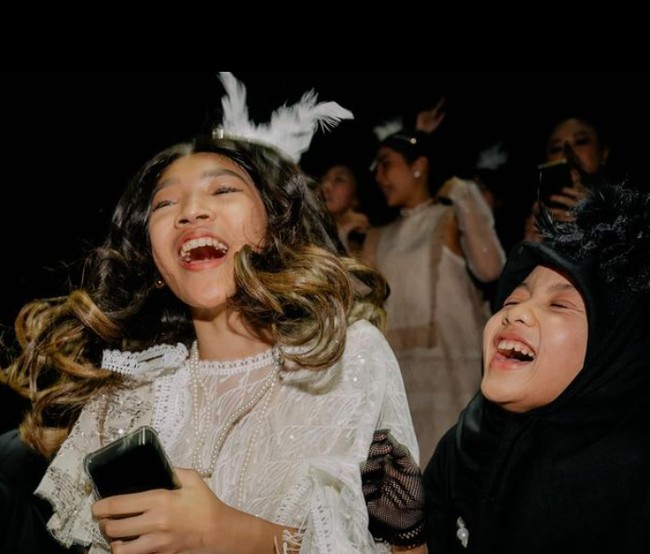 Winky Wiryawan mengaku terkejut ketika melihat energi anak-anak tersebut yang tak ada habisnya. Pertama kali main buat party anak SD..Energinya nggak habis habis🔥And they know almost every lyrics 🙌Sekali lagi happy birthday buat Ara yang ke 12 tahun. Wish u all the best, nak🕺, pungkas Winky. Foto: Dok. Instagram @winkywiryawan912.