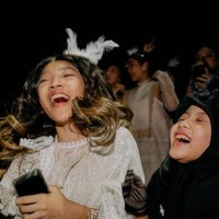 Winky Wiryawan mengaku terkejut ketika melihat energi anak-anak tersebut yang tak ada habisnya. Pertama kali main buat party anak SD..Energinya nggak habis habis🔥And they know almost every lyrics 🙌Sekali lagi happy birthday buat Ara yang ke 12 tahun. Wish u all the best, nak🕺, pungkas Winky. Foto: Dok. Instagram @winkywiryawan912.