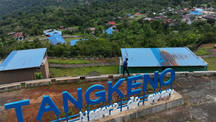 Wisata tangkeno negeri di awan Pulau Kabaena Foto udara perkampungan dan anjungan wisata yang berada di kaki Gunung Watu Sangia di Desa Tangkeno, Kecamatan Kabaena Tengah, Bombana, Sulawesi Tenggara, Rabu (22/5/2024). Desa Wisata Tangkeno Negeri di Awan menjadi salah satu destinasi andalan pemerintah setempat karena memiliki keunikan puluhan rumah Suku Mornene di kaki Gunung Watu Sangia yang berada di ketingian 700 mdpl. ANTARA FOTO/Jojon/Spt.