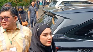 Baik, jawab Yasmine Ow saat ditanya mengenai kabarnya hari itu. Foto: Febri/detikhot