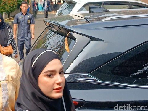 Yasmine Ow datangi pengadilan agama cibinong