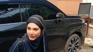 Yasmine Ow datang ke sidang perdana cerai di Pengadilan Agama Cibinong. Foto: Febri/detikhot