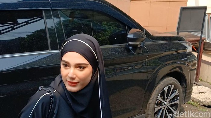 Yasmine Ow datangi pengadilan agama cibinong