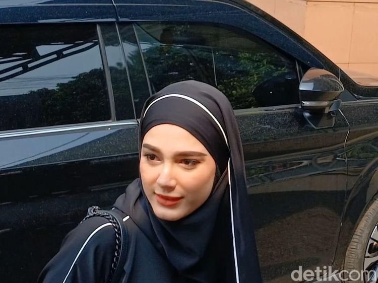 Yasmine Ow Bergamis Hitam Hadiri Sidang Perdana Cerai