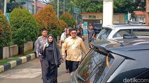 Didampingi pengacaranya, Yasmine Ow terlihat menebar senyuman. Foto: Febri/detikhot