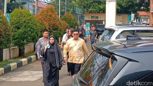 Yasmine Ow datangi pengadilan agama cibinong
