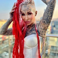 Aku bahkan lebih marah karena bukan hanya aku tidak bisa membeli cookie yang aku inginkan, aku juga harus mengantre begitu lama padahal aku punya tato Louis Vuitton, ujar Adrianna yang dikenal lewat acara realiti Queens of Life itu. Foto: Instagram @adrianna_scandal_queen