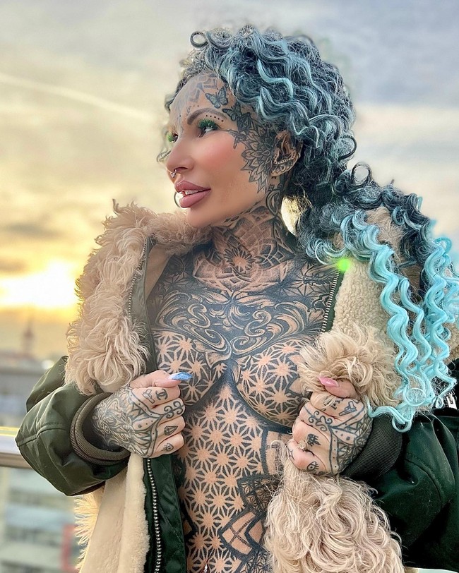 Ternyata yang mengantre hanya boleh membawa pulang tiga jenis cookie. Yang ditunjukkan wanita (staf) hanya lima cookie. Foto: Instagram @adrianna_scandal_queen