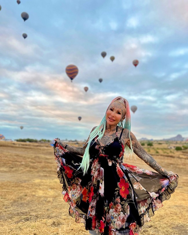 Ini adalah skandal. Aku punya tato Louis Vuitton di dahiku dan harus menunggu antrean selama tiga jam untuk masuk kafe Louis Vuitton. Setelah menunggu antrean tiga jam, aku baru berhasil masuk tanah kemewahan, katanya di Instagram. Foto: Instagram @adrianna_scandal_queen