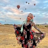 Ini adalah skandal. Aku punya tato Louis Vuitton di dahiku dan harus menunggu antrean selama tiga jam untuk masuk kafe Louis Vuitton. Setelah menunggu antrean tiga jam, aku baru berhasil masuk tanah kemewahan, katanya di Instagram. Foto: Instagram @adrianna_scandal_queen