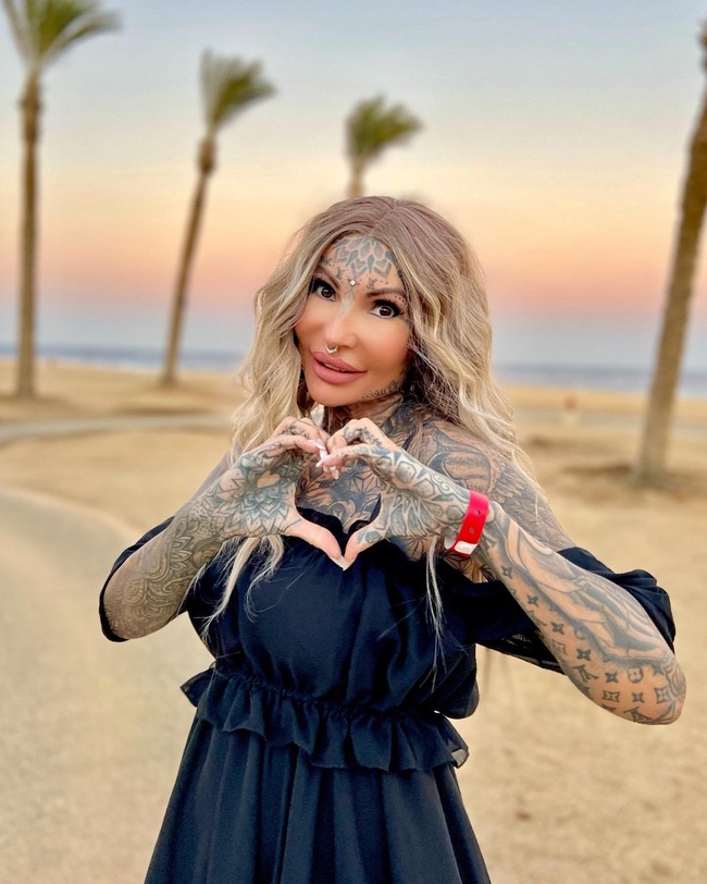 Awalnya Adrianna percaya diri bahwa dirinya akan diprioritaskan. Tapi nyatanya ia harus menunggu tiga jam untuk bisa masuk ke dalam. Foto: Instagram @adrianna_scandal_queen