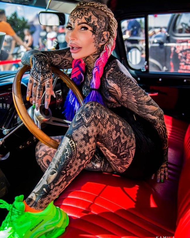 Curhatan wanita 54 tahun itu pun mendapat beragam komentar dari netizen yang ikut kesal dengan perilakunya. Sayang, itu keputusanmu untuk berdiri tiga jam. Semua orang berdiri. Dan tato LB tidak membuatmu harus dapat perlakuan spesial, Wanita itu bercanda lagi pula siapa yang meminta dia tato LV, Sangat jahat, seharusnya kamu dapat hadiah, tulis netizen. Foto: Instagram @adrianna_scandal_queen