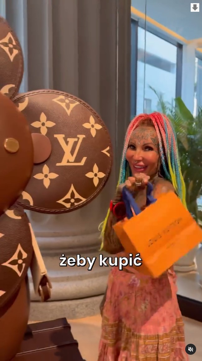 Adrianna mengungkap pengalamannya ketika mengunjungi LV The Place di Bangkok, Thailand. Sebagai pecinta brand tersebut, ia tentu merasa wajib mengunjungi gerai khusus brand high end yang menawarkan toko, eksibisi, restoran, sekaligus kafe tersebut.  Foto: Instagram @adrianna_scandal_queen