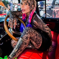 Curhatan wanita 54 tahun itu pun mendapat beragam komentar dari netizen yang ikut kesal dengan perilakunya. Sayang, itu keputusanmu untuk berdiri tiga jam. Semua orang berdiri. Dan tato LB tidak membuatmu harus dapat perlakuan spesial, Wanita itu bercanda lagi pula siapa yang meminta dia tato LV, Sangat jahat, seharusnya kamu dapat hadiah, tulis netizen. Foto: Instagram @adrianna_scandal_queen