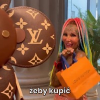 Adrianna mengungkap pengalamannya ketika mengunjungi LV The Place di Bangkok, Thailand. Sebagai pecinta brand tersebut, ia tentu merasa wajib mengunjungi gerai khusus brand high end yang menawarkan toko, eksibisi, restoran, sekaligus kafe tersebut.  Foto: Instagram @adrianna_scandal_queen