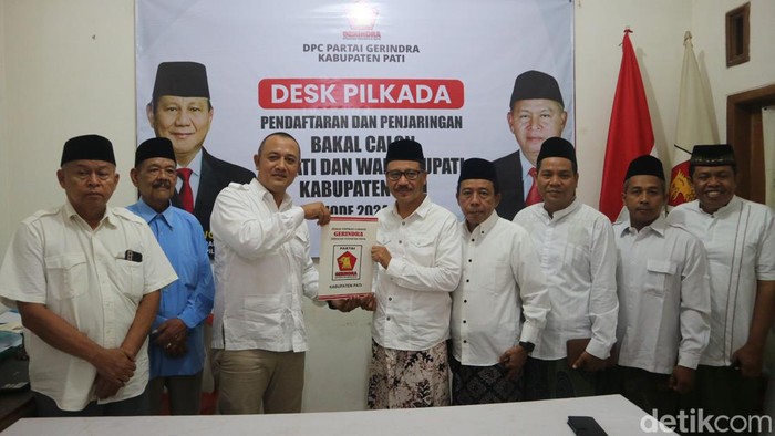 Anggota DPRD Jateng Muh Zen Adv mengambil formulir calon bupati di kantor DPC Gerindra Pati, Kamis (23/5/2024).