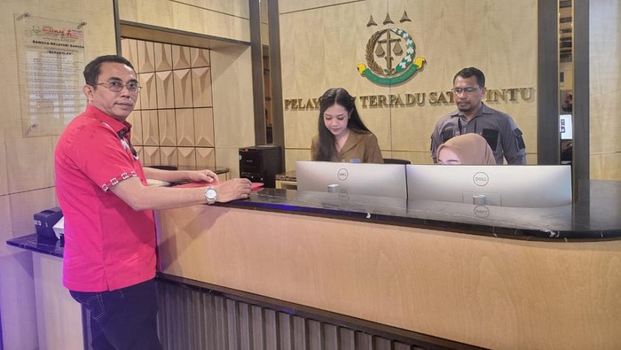 Anggota DPRD Medan Paul Mei Anton saat melaporkan  Abdilla Syadzaly Barrah Hutasuhut ke Kejagung. (Foto: Dok Pribadi Paul)