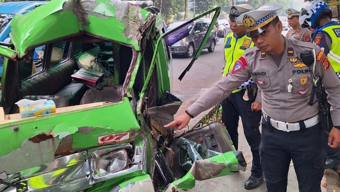 Sopir Diduga Microsleep, Angkot di Bogor Tabrak Truk Sampah