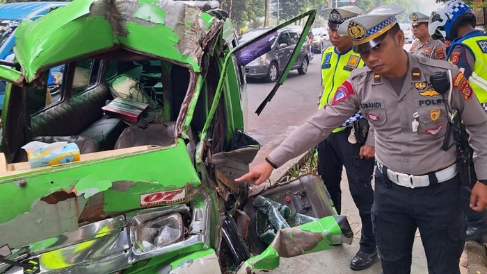 Kecelakaan Maut di Bogor: Sopir Angkot Diduga Mengantuk hingga Tabrak Truk Sampah