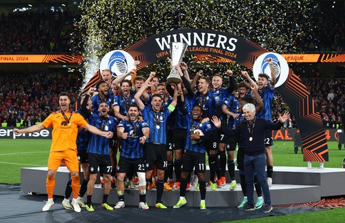 Soccer Football - Europa League - Final - Atalanta v Bayer Leverkusen - Aviva Stadium, Dublin, Ireland - May 22, 2024 Atalantas Berat Djimsiti and Ademola Lookman lift the trophy with teammates after winning the Europa League Final REUTERS/Paul Childs