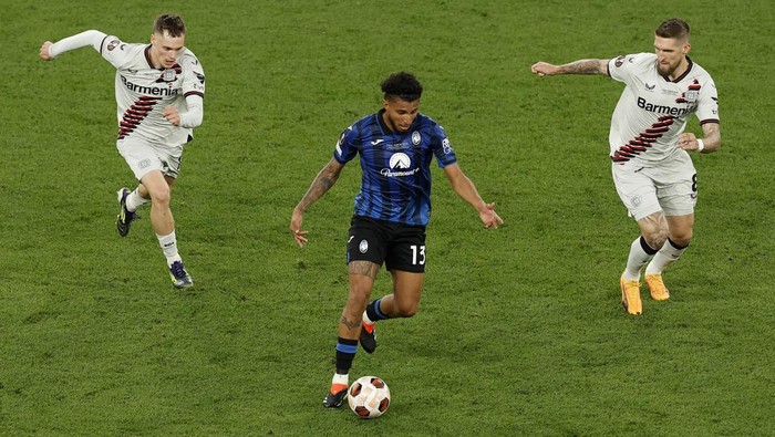 Soccer Football - Europa League - Final - Atalanta v Bayer Leverkusen - Aviva Stadium, Dublin, Ireland - May 22, 2024 Atalantas Ederson in action with Bayer Leverkusens Florian Wirtz and Robert Andrich REUTERS/Jason Cairnduff